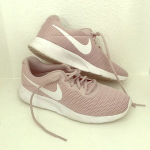 NIKE Women's Tanjun Sneaker